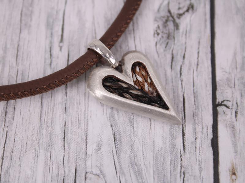 herzförmiger Kettenanhänger mit kleinen Zöpfen aus Pferdehaar