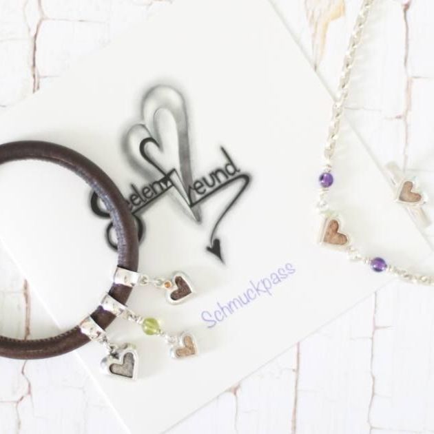 Flatlay mit einem Schmuckpass von Seelenfreund und Armschmuck mit Herzelementen und eingearbeiteten Tierhaaren