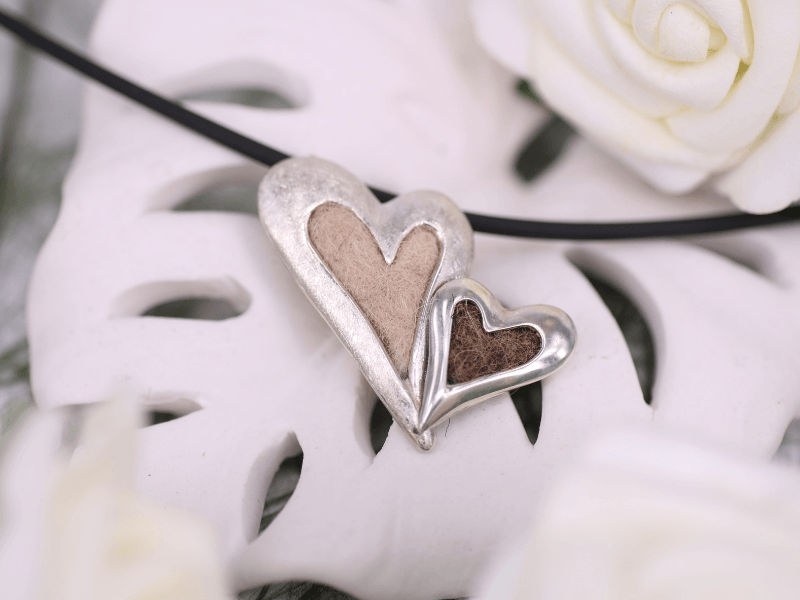 Unikatschmuck in den die Haare eures Tieres eingearbeitet werden Tierhaarschmuck als Doppelherz für die Haare von verschiedenen Tieren