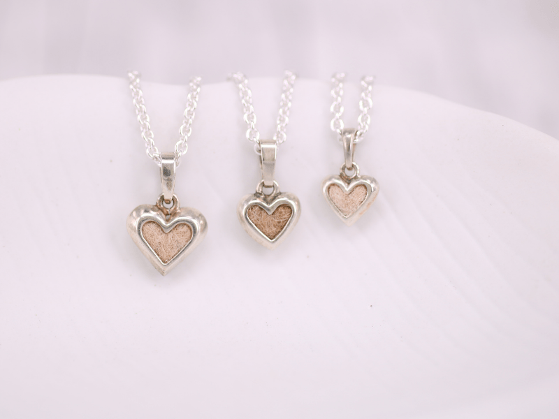 Kettenanhänger Modell Babyherz aus Silber mit eingefilzten Tierhaaren