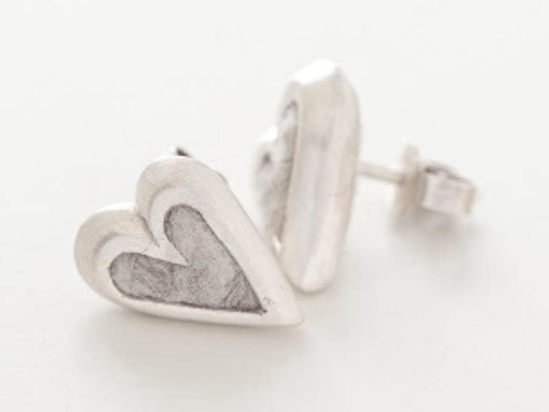 Ohrschmuck mit zwei asymmetrischen herzen mit weichen Tierhaaren