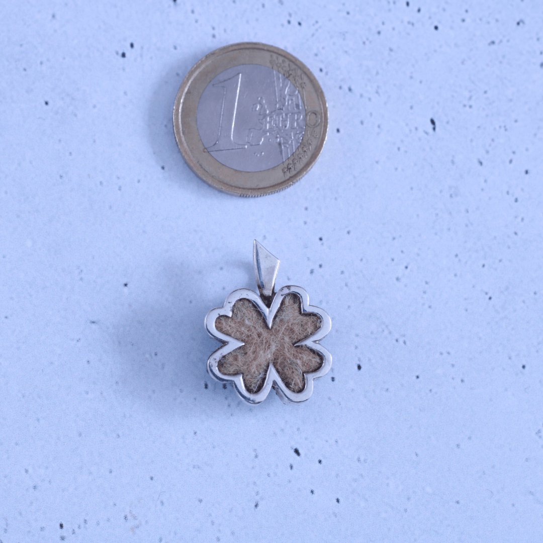Tierhaarschmuck in Form eines 4 blättrigen Kleeblatts Tierhaarschmuck von Seelenfreund als Trauerschmuck Glücksbringer und Freundschaftsschmuck in Form eines vierblättrigen Kleeblattes