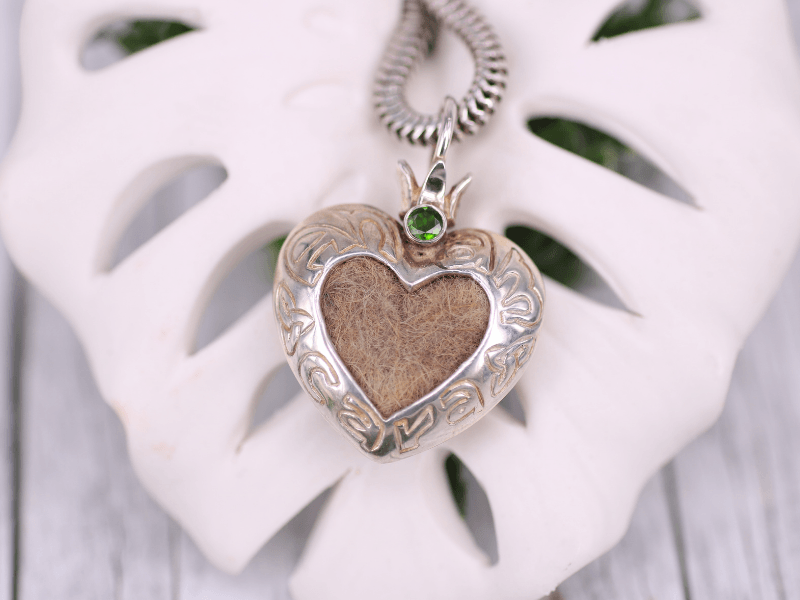 romantischer Herzanhänger mit keltischen Elementen in dessen Zentrum die Haare ihres besten Freundes eingearbeitet werden.