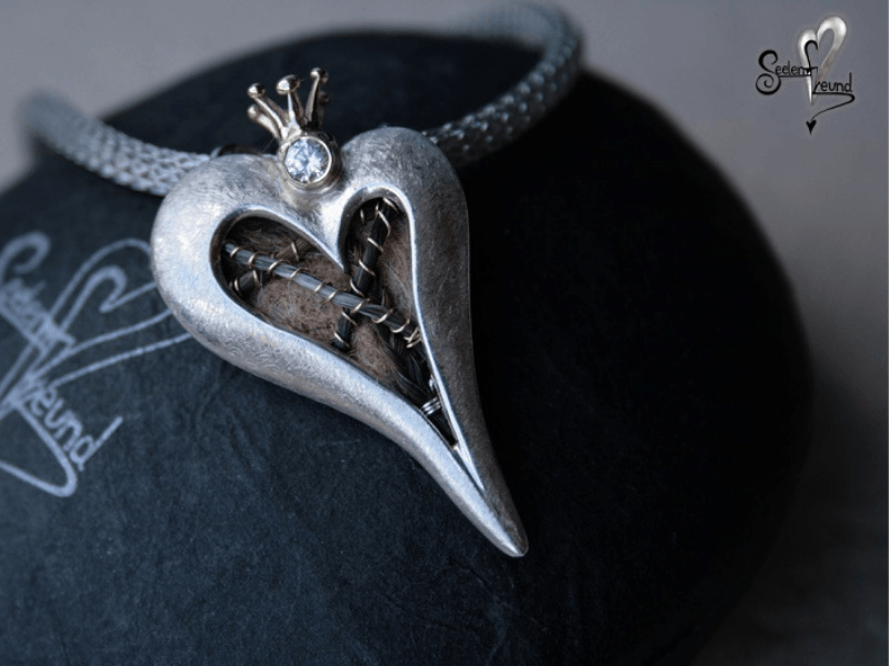 eleganter Kettenanhänger in Herzform mit weichen Tierhaaren und Menschenhaaren aus Silber mit Zierelementen aus Gold
