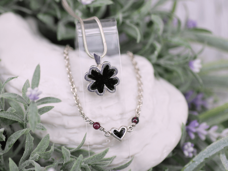 Kettenanhänger und Armkettchen aus Silber mit schwarzen eingegossenen Pferdehaaren