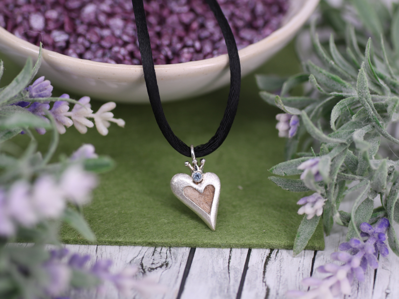 handgefertigter Tierhaarschmuck als elegantes asymmetrisches Herz in Silber oder Gold mit den Haaren ihres Tierfreundes