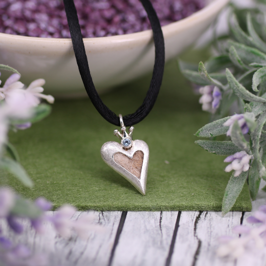 asymmetrischer Kettenanhänger in Herzform mit Krone und Edelstein mit Tierhaaren