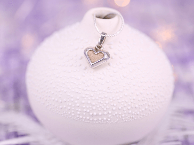 kleines symmetrisches Herz mit Tierhaaren