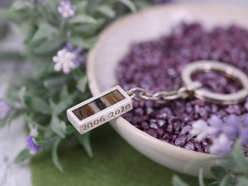 Schlüsselanhänger aus Silber mit Gravur und Pferdehaaren