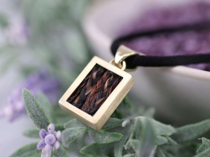 eine elegante geometrische Form als Tierhaarschmuck für Hunde, Katzen und Pferdefreunde