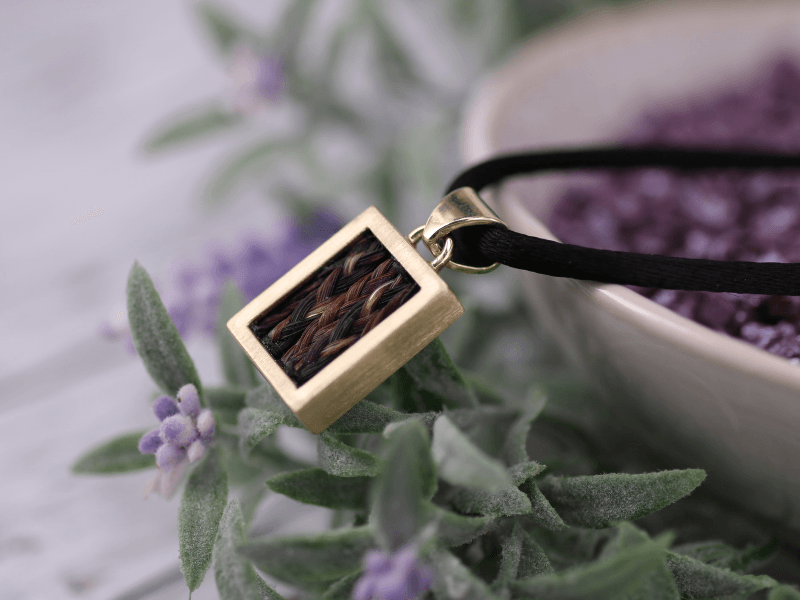 Kettenanhänger aus Gold mit braunen Zöpfen aus Pferdehaar