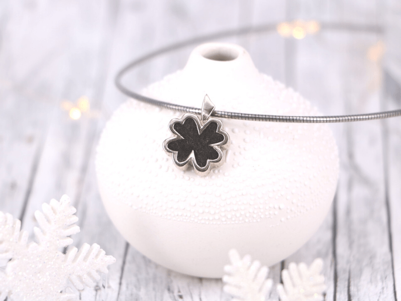 Kettenanhänger in Form eines Kleeblatts mit eingefilzten Tierhaaren