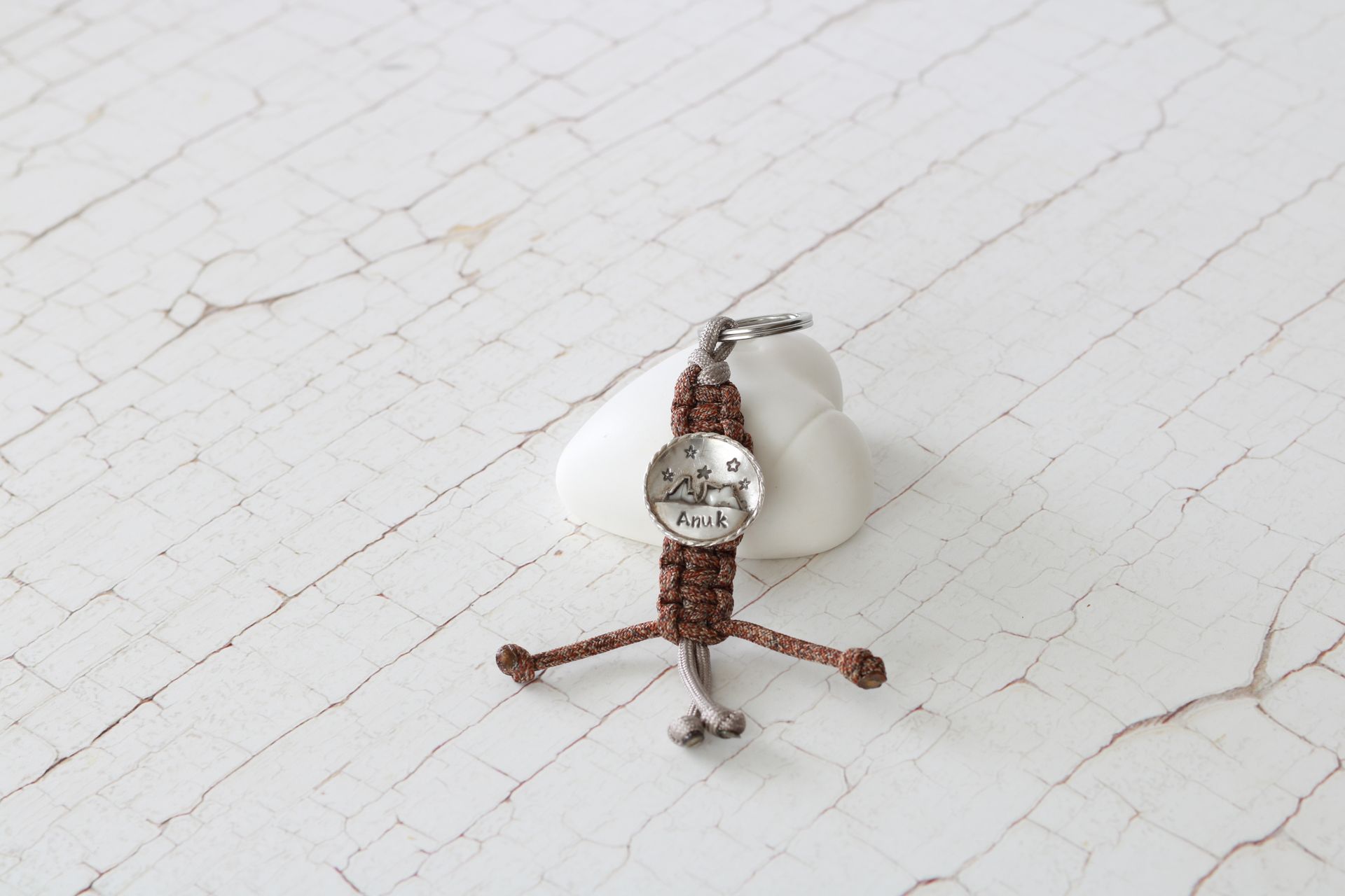 Schlüsselanhänger aus massivem Sterlinsilber mit zwei eingefassten Backenzähnen mit dem Namen des Hundes.