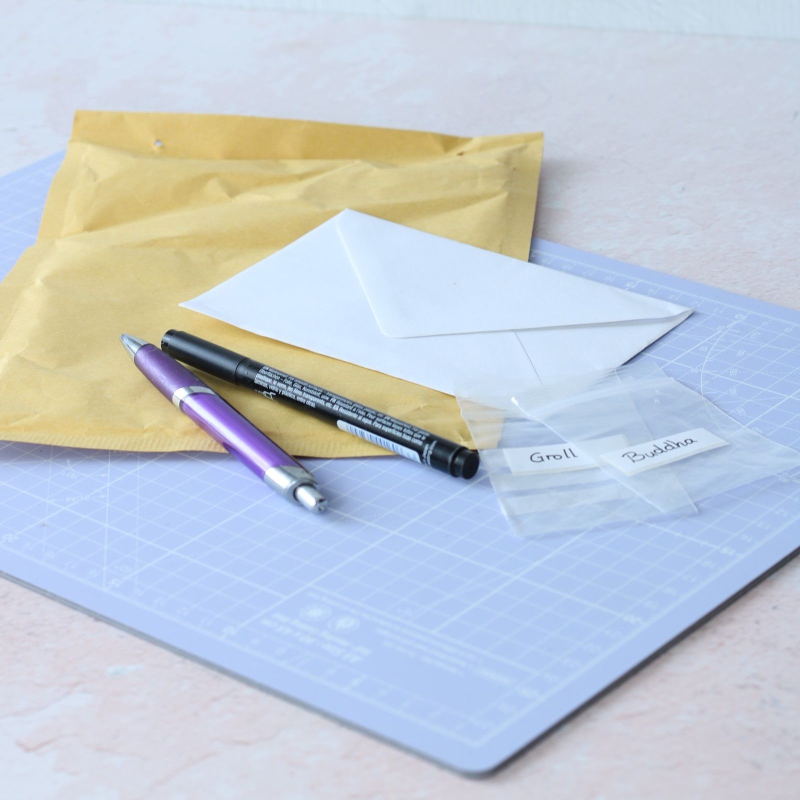 verschiedne Materialien um Tierhaare zu verpacken und zu beschriften