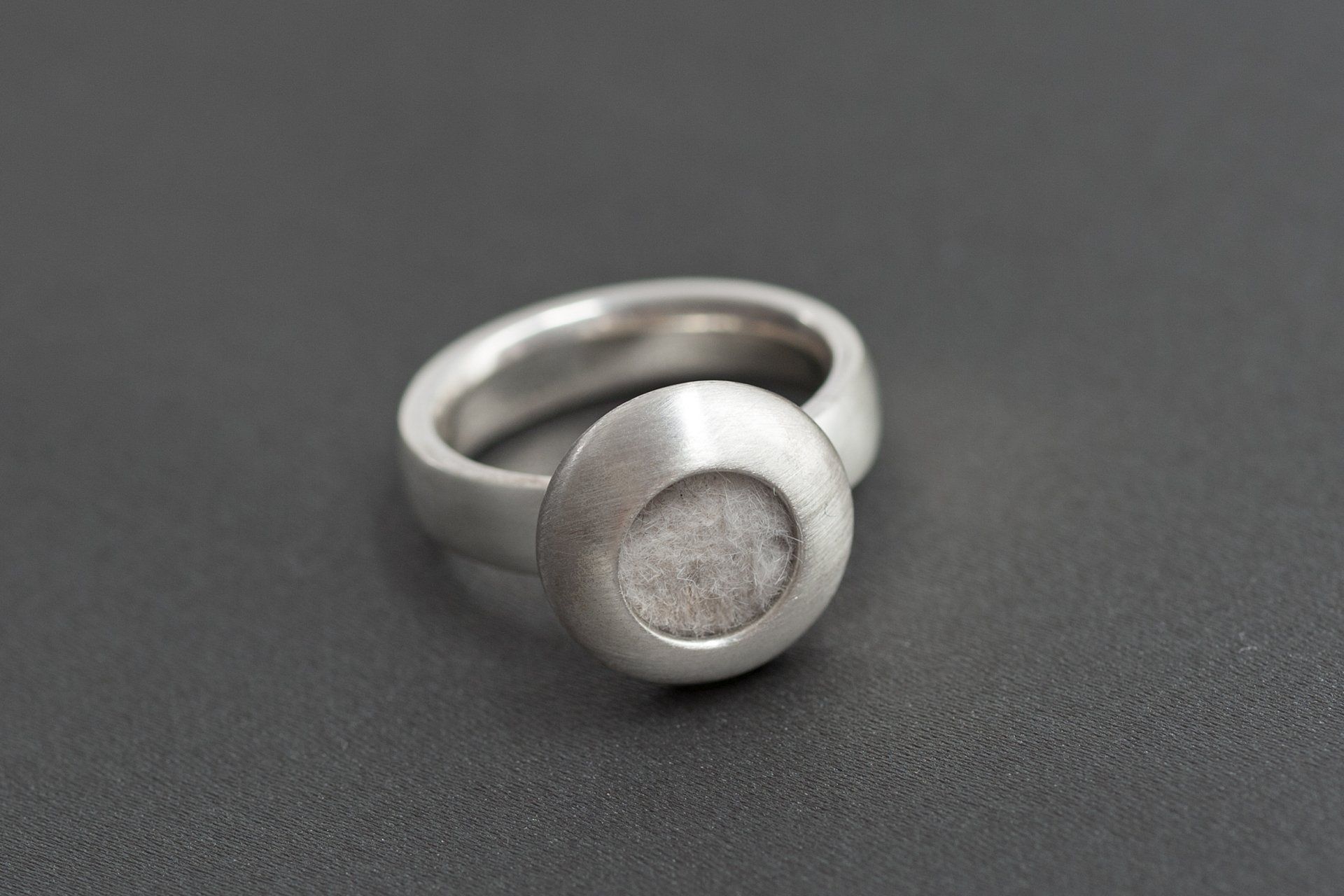 ring mit rundem Element mit Tierhaaren