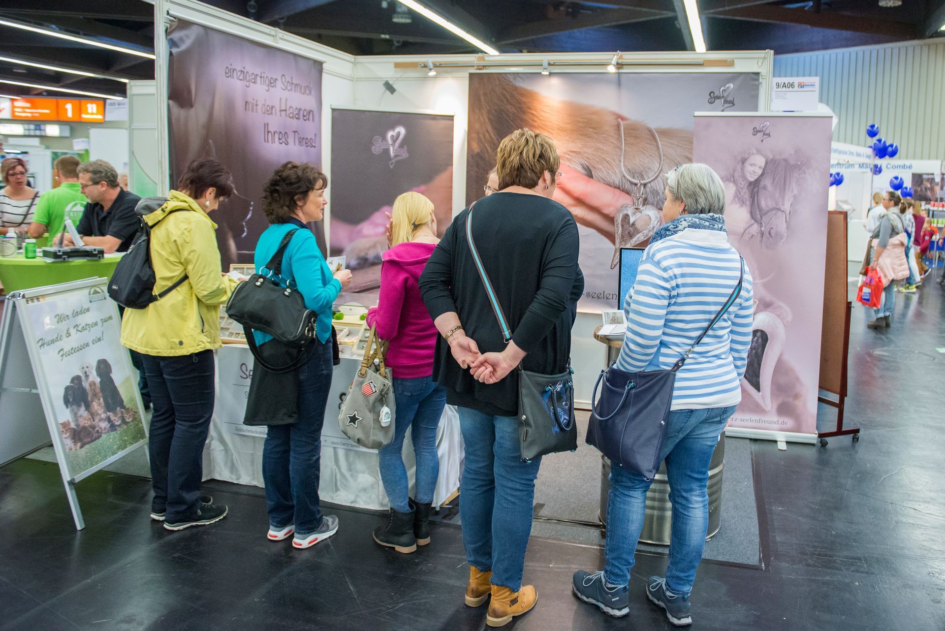 Die Besucher interessieren sich für die Schmuckstücke mit Tierhaaren schauen sich am Messestand die verschiedenen Modelle an und finden Gefallen an der Idee, die Haare ihres Hundes oder Pferdes in ein Schmuckstück einfassen zu lassen.