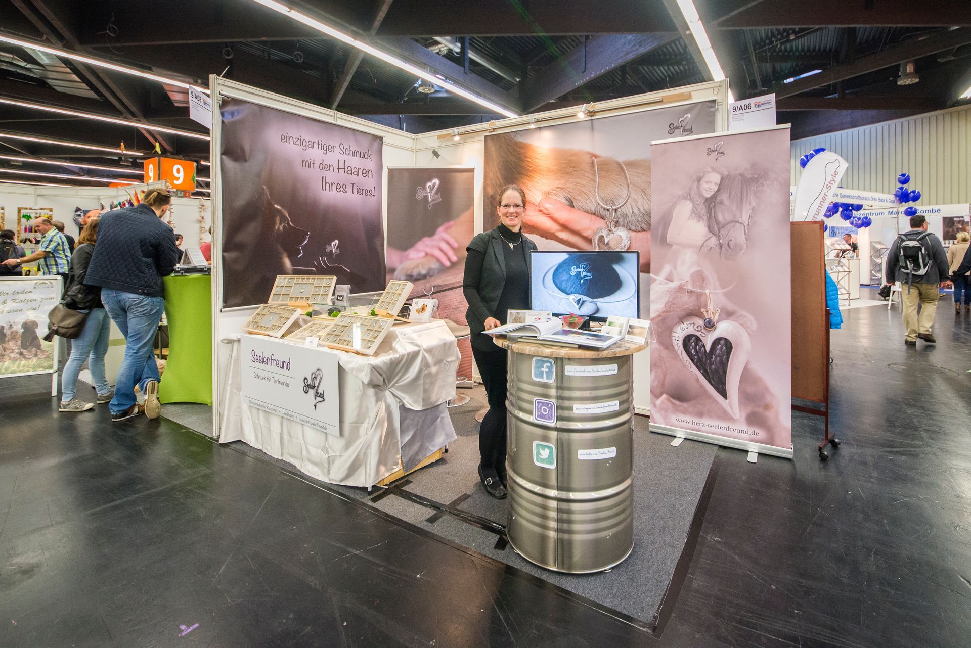 Elke Wagner am Messestand auf der Cosumenta in Nürnberg.
Hier sind am lagen Wochenende viele Tierfreunde unterwegs, da neben der Heimtiermesse auch die Fasszination Pferd stattfindet und viele Besucher auch diese Halle besuchen werden.
Das Team von Seelenfreund ist bereit für ein langes Messewochenende.