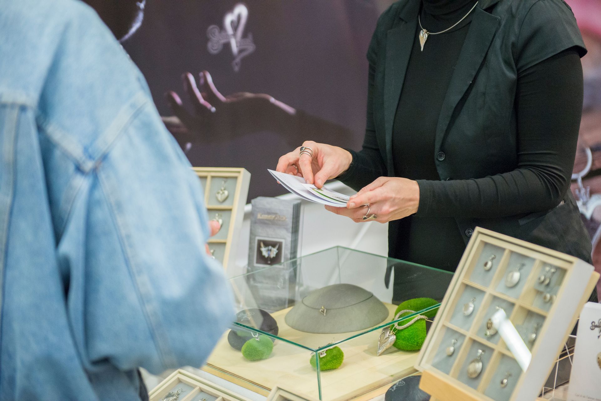 Besucher auf der Heimtiermesse bekommen Flyer um sich über den Schmuck von Seelenfreund informieren zu können und haben damit auch alle wichtigen Kontakte  im Blick.