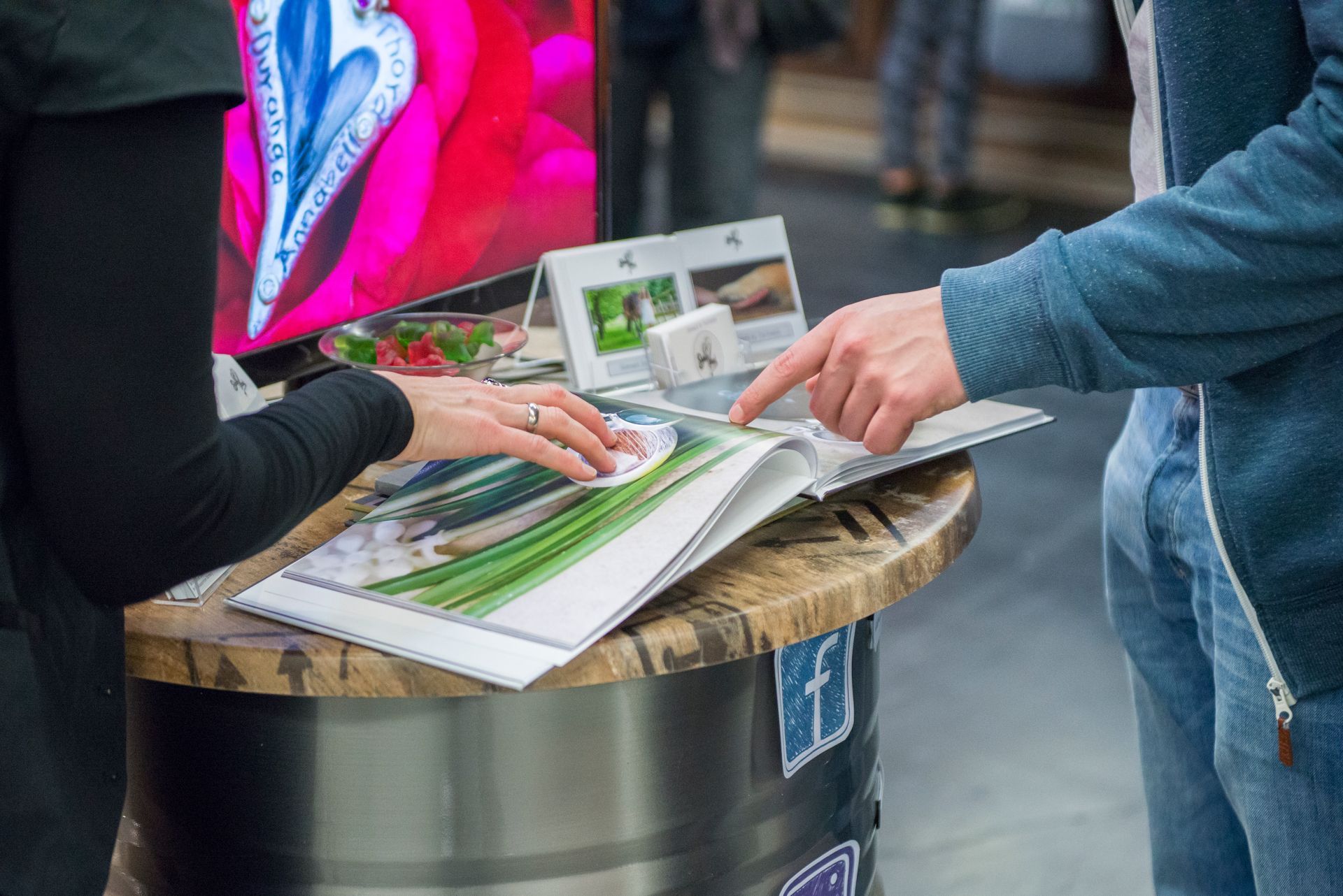 In den Fotobüchern habe ich viele Kundenanfertigungen im Gepäck, um den interessierten Besuchern auf der Messe die Vielfalt der Schmuckstücke von Seelenfreund zeigen zu können.
Neben Hunde, Katzen, Pferde und Menschenhaare habe ich auch die Haare von Löwen, einem Gorilla, einem Schneeleoparden und eines Tigers in Schmuck eingefasst und auch schon Federn verschiedener Vögel, sowie Krallen und Zähne.
Es gibt viele Möglichkeiten, einen besonderen Erinnerungsschmuck, Freundschafts- oder Trauerschmuck zu gestalten und jeder ist für den Besitzer unbeschreiblich viel wert.