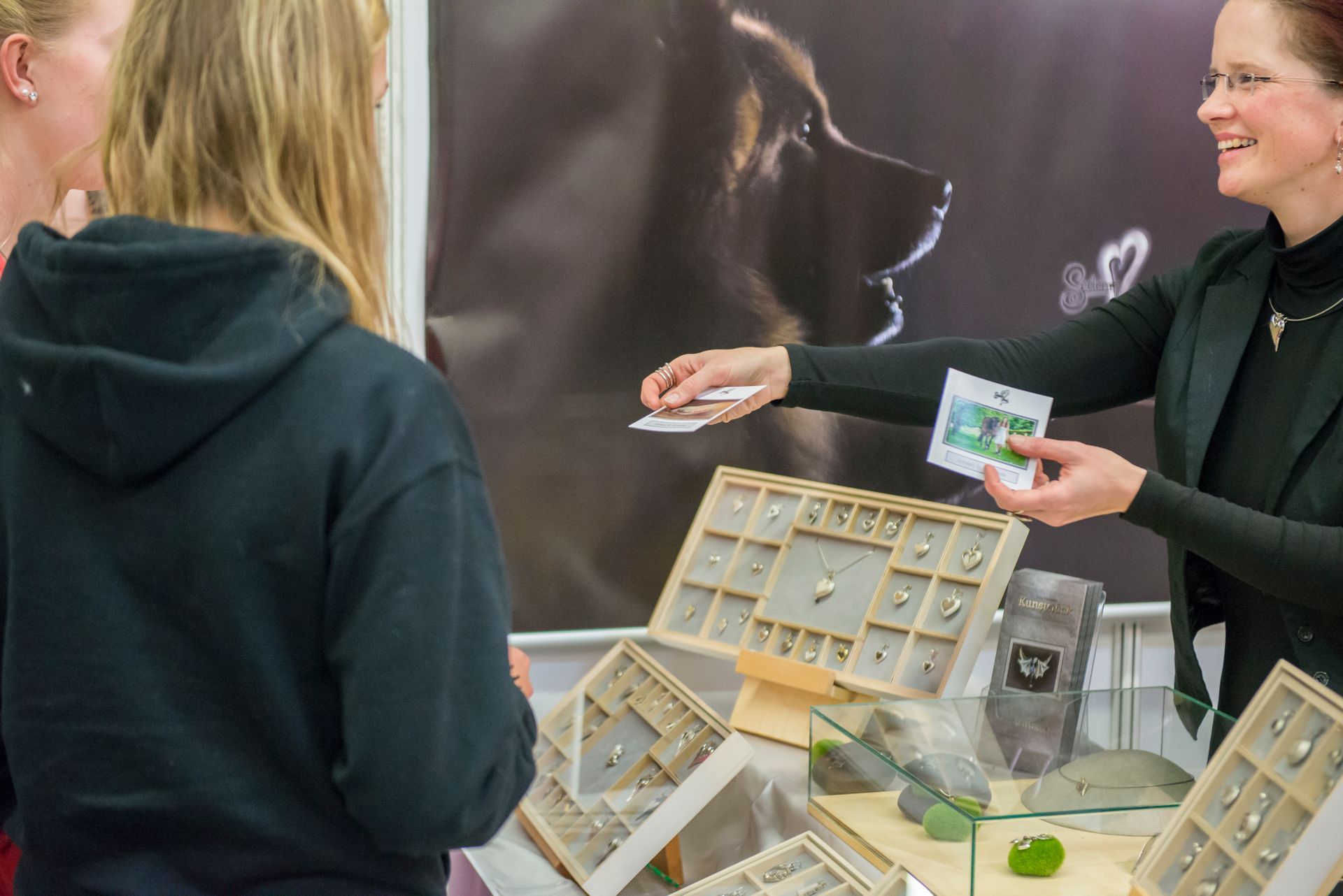 Auf der Consumenta in Nürnberg verteilt das Team von Seelenfreund Infomaterial an interessierte Besucher der Heimtiermesse.
So haben die Leute nach der Messe die Möglichkeit, sich kompakt über den Schmuck von Seelenfreund zu informieren und finden alle wichtigen Kontatkdaten auf der Rückseite des Flyers
