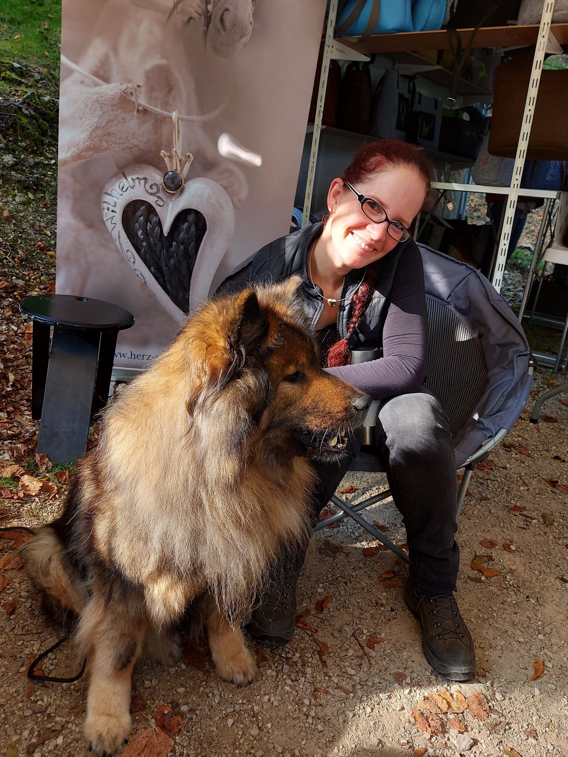 Elke Wagner mit Eurasierhündin Bakari vom Schloss Königsberg, eine Hündin aus dem EKW
Zu Besuch auf dem Herbstmarkt im Wildpark Hundshaupten