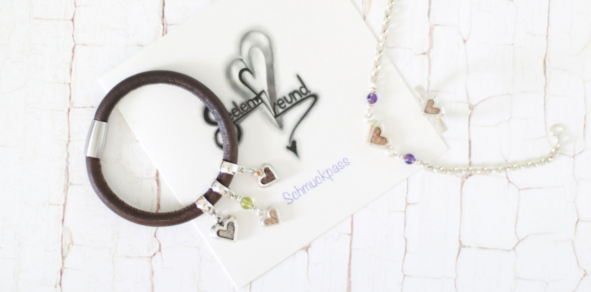 verschiedene Schmuckstücke mit Tierhaaren, Ring, Armkettchen ein Lederarmband mit Charmanhängern