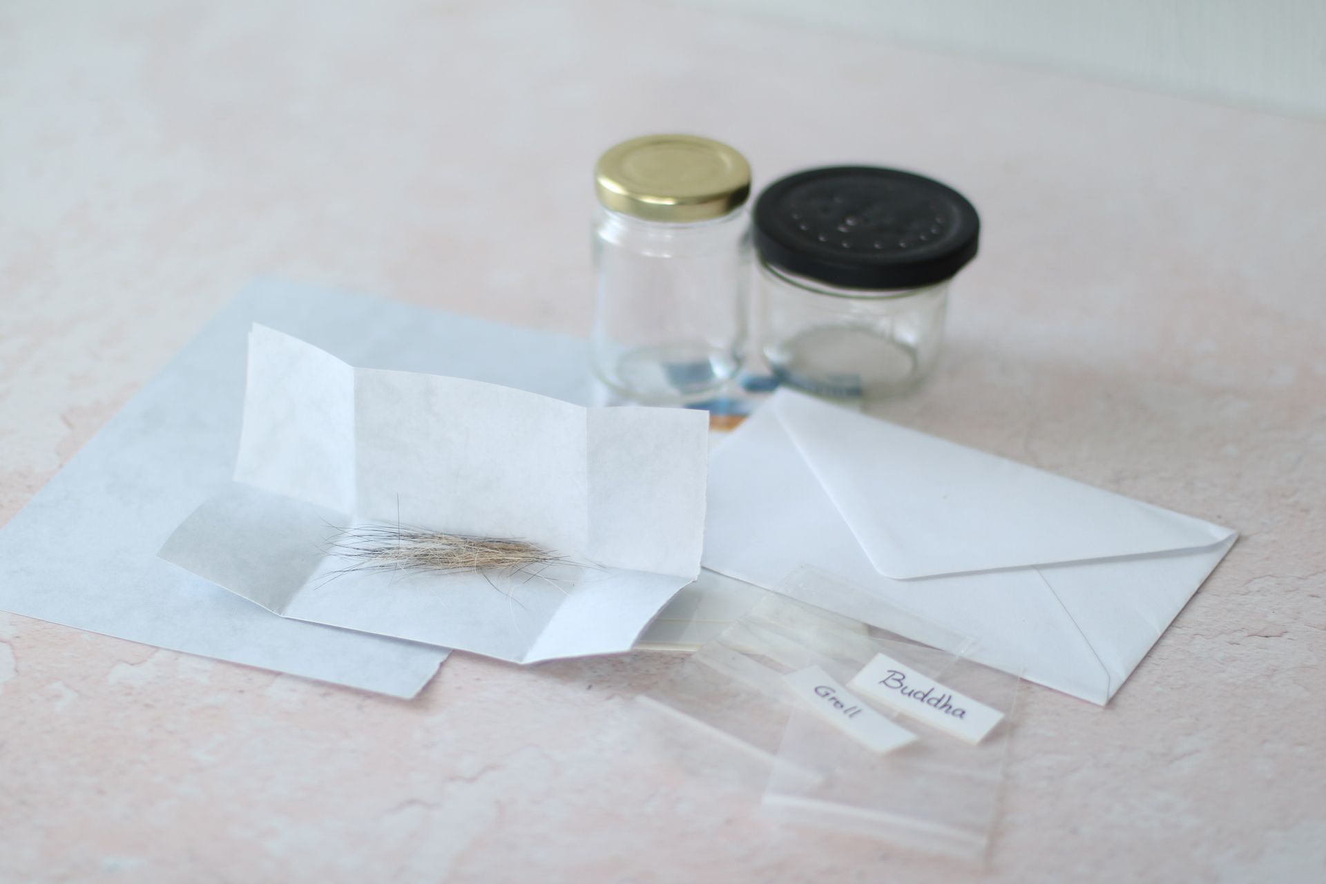 verschiedne Materialien um Tierhaare zu verpacken