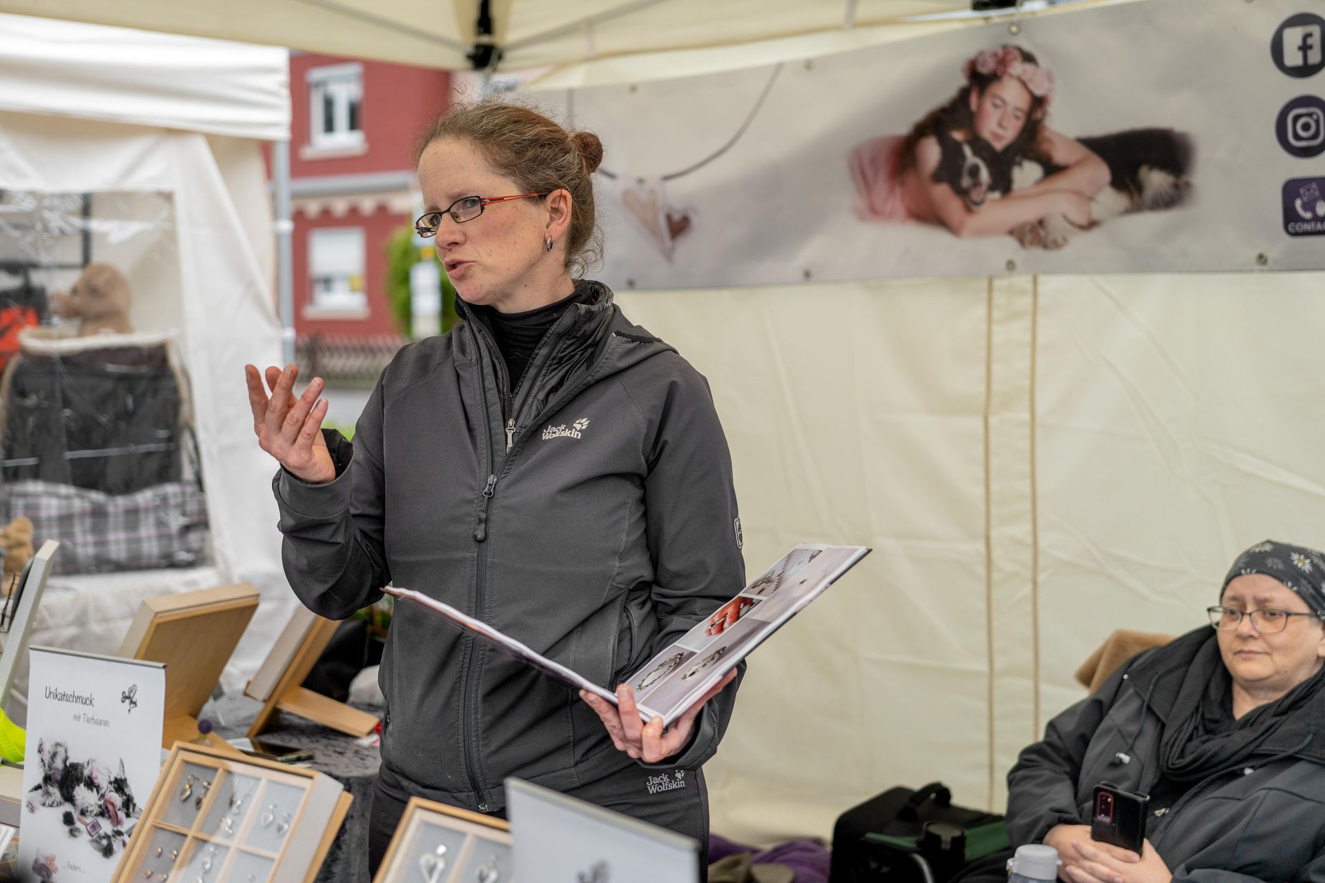 Der Hundzauber in kronach ist ein tolles Event für hundefreunde und am Stand von Seelenfreund werden sie Besucher sehr detailiert zu den Schmuckstücken mit tierhaaren beratean und können sich auch die ganz neuen Modelle ansehen