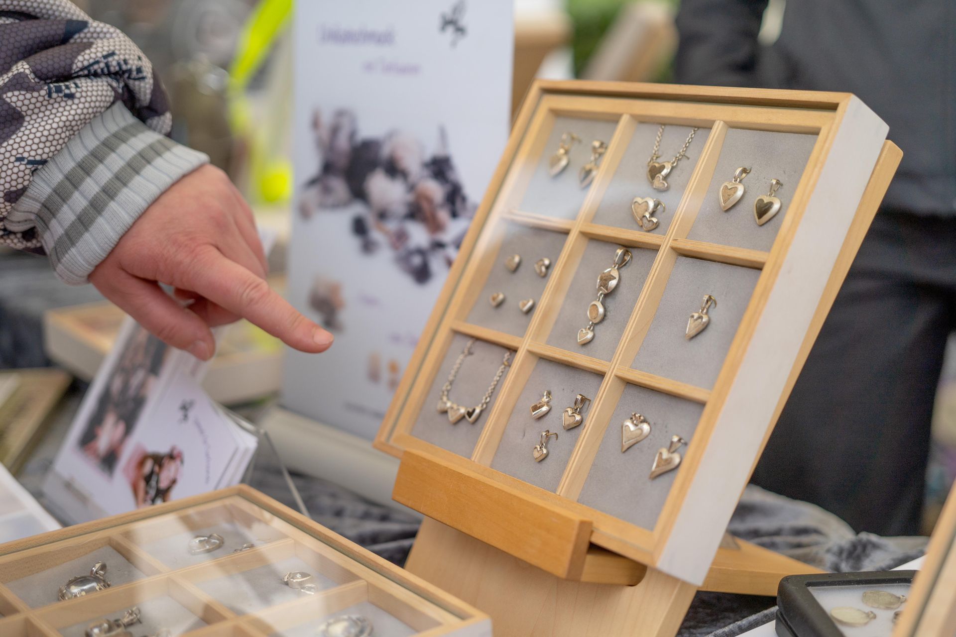 Die Kunden können sich bei uns am Stand die verschiedenen Modelle von Seelenfreund zeigen lassen und werden beraten, wie die Haare ihres Tieres am besten im Schmuck zur Gektung kommen.