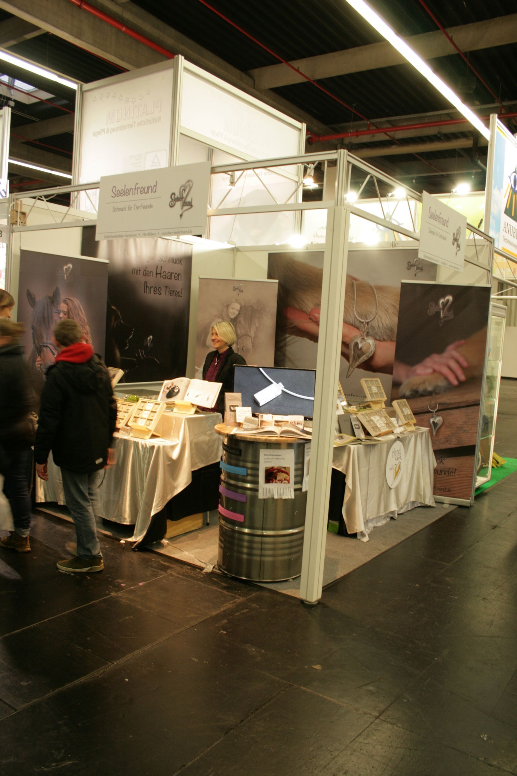 Goldschmiedeatelier Kunststück mit dem Label Seelenfreund auf der Internationalen Rassehundeausstellung in Nürnberg
Tierhaarschmuck, eine ganz besondere Erinnerrung wenn der hund verstorben ist und eine sehr wertvolle Trauerhilfe.
