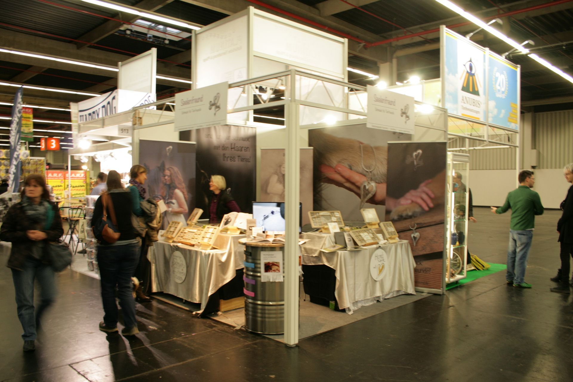 Messestand von Seelenfreund auf der internationelen Rassehundeausstellung in Nürnberg. Der Stand ist direkt neben dem Bestattungsinstitut Anubis.
Die Kunden können sich am Stand Schmuck mit Tierhaaren ansehen und sich vom Team Seelenfreund beraten lassen.