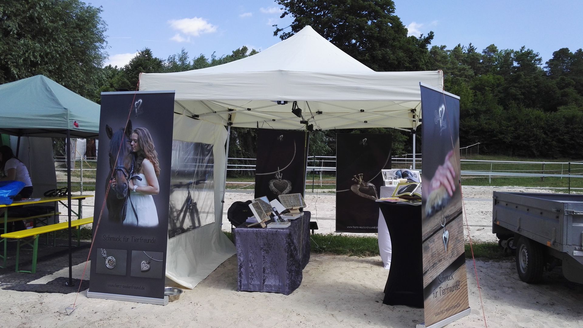 Auf einer Koppel auf dem Gelände der Hundsmühle in Heroldsberg präsentieren verschiedene Austeller rund um die Themenbereiche Reitsport, Freizeitsport mit Pferden sowie Hundebedarf und Accesoires ihre Produkte.
Hier ist der Stand von Seelenfreundschmuck zu sehen, die Kunden können sich hier Schmuck mit Tierhaaren anfertigen lassen.