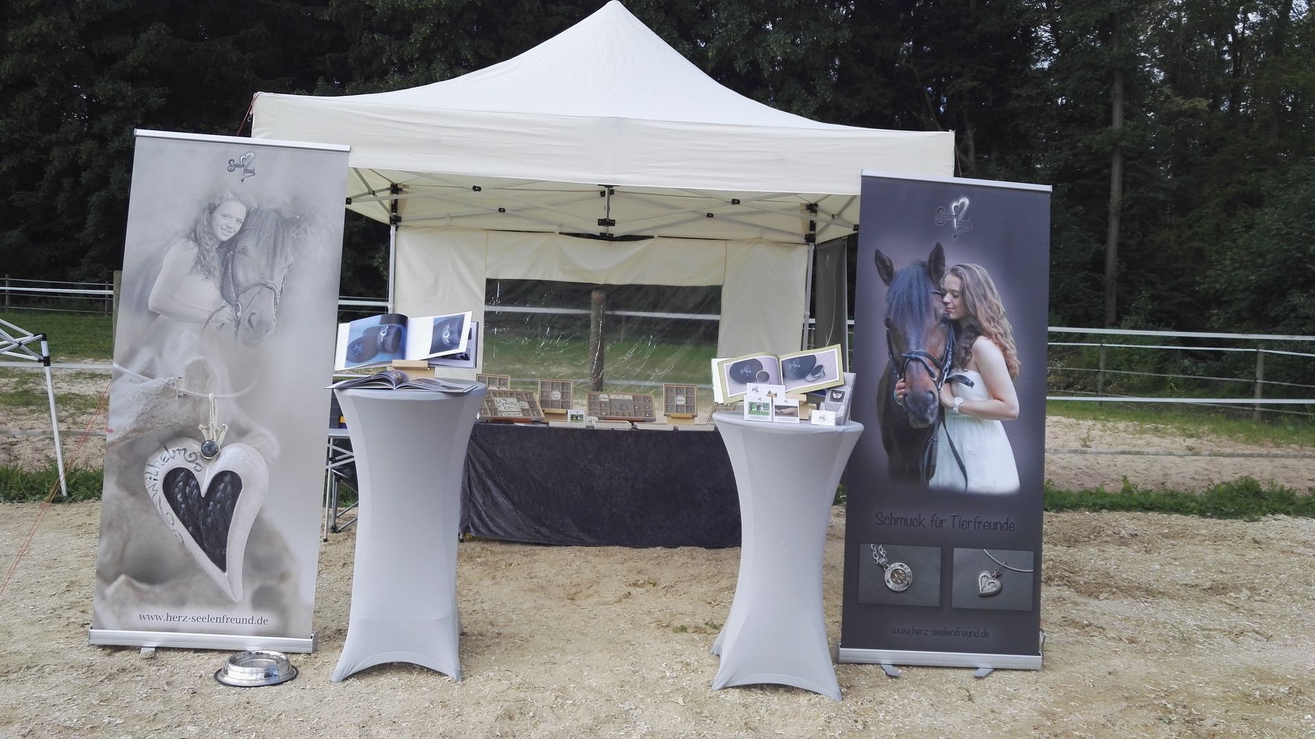 Seelenfreund auf der Dressurgala in Heroldsberg.
Hier richtet der Reitklub Nürnberg mit den Betreibern der Hundsmühle in Heroldsberg ein exklusives Dressurturnier auf.
Auf dem Ausstellergelände ist auch Seelenfreundschmuck vertreten und bietet den Besuchern die Möglichkeit, sich Schmuck mit den Haaren von Verstorbenen anfertigen zu lassen.