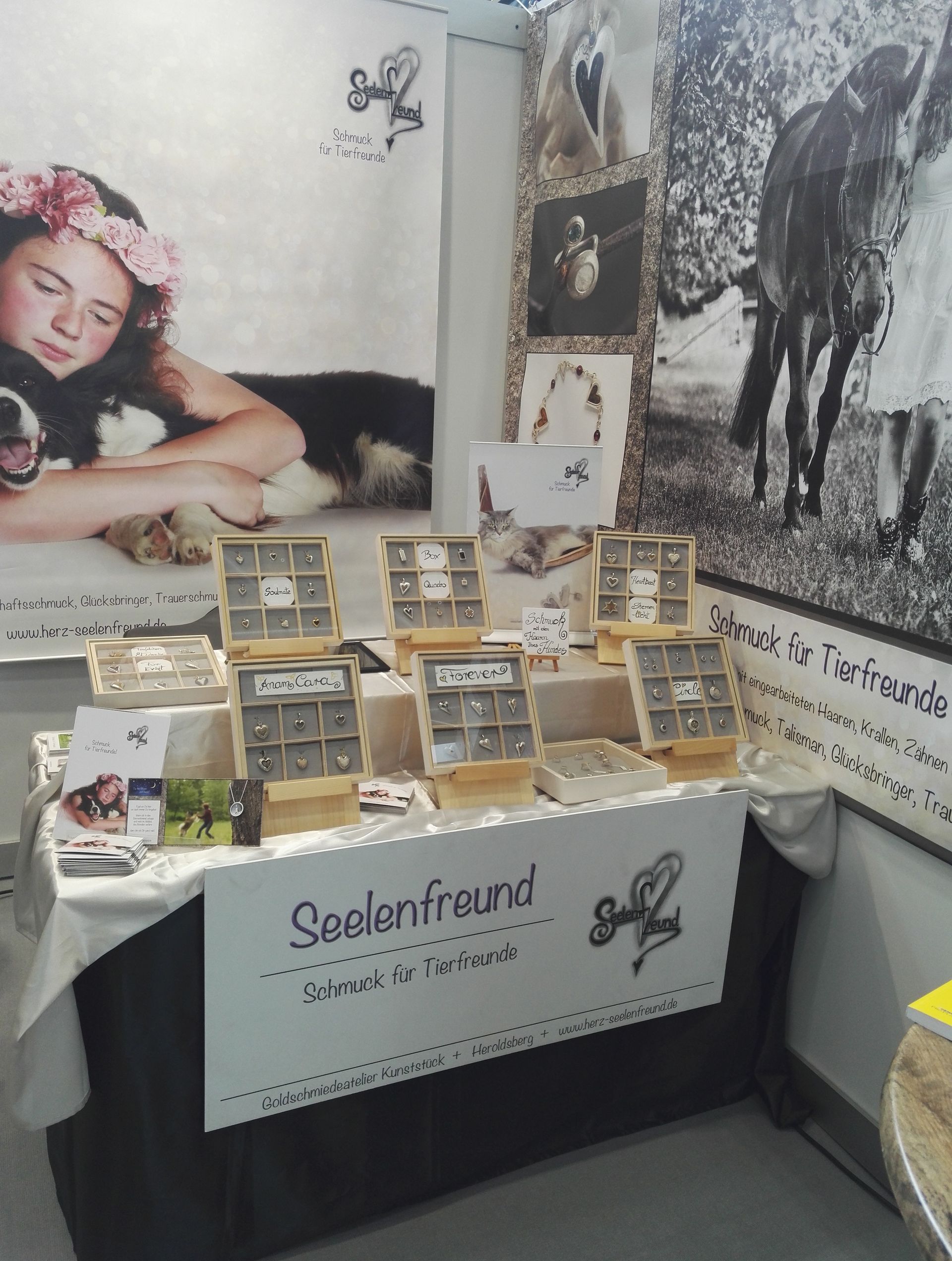 Messestand von Seelenfreund auf der Cacib in Nürnberg.
Hier zeigt die Goldschmiedin aus Heroldsberg Schmuck für Tierfreunde 