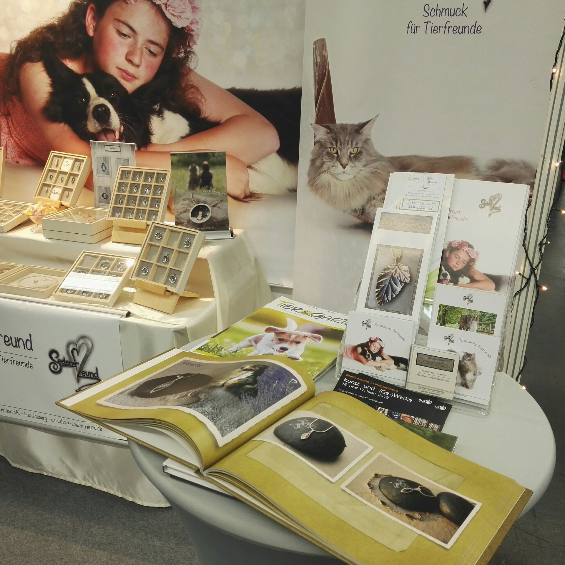 Fotobücher, Flyer und die verschiedenen Schmuckstücke von Seelenfreund waren bei uns am Messestand schön angerichtet, damit die Besucher einen umfassenden Eindruck von den schönen und sehr vielfältigen Designs verinnerlichen können und auch Infomaterial für die Kaufentscheidung mitzunehmen.
Die Heimtiermesse im Rahmen der Consumenta bietet eine sehr schöne Gelegenheit um neue Kunden und verwandte Unternehmen kennen zu lernen.