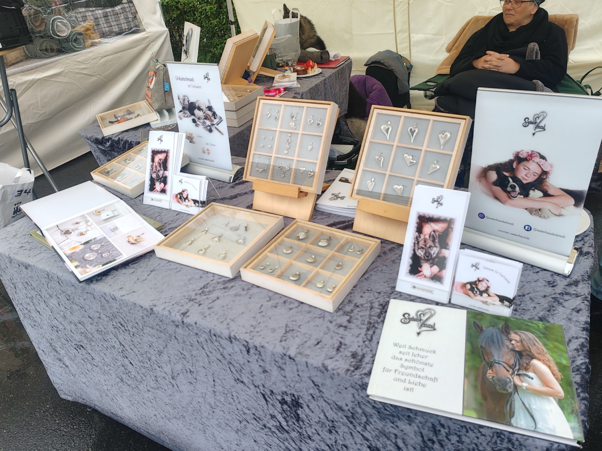 Modelle von Seelenfreund am Stand auf dem Hundezauber in Kronach.
Amulette, Kettenanhänger und vieles mehr, hier gibt es eine sehr breite Palette an unterschiedlichen Schmuckstücken für Tierfreunde.
