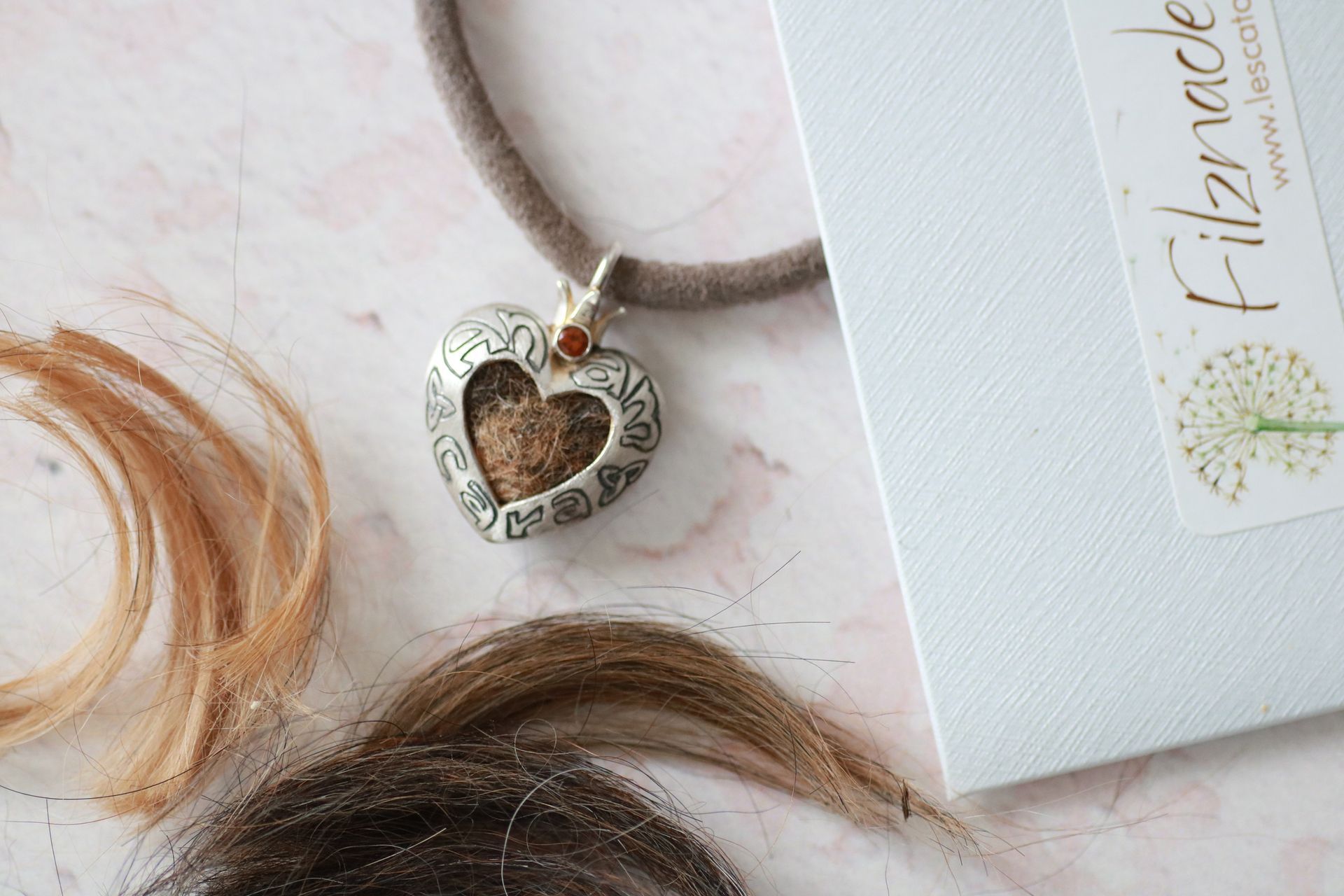 Kettenanhänger aus Silber mit Schriftzug Anam Cara und eingefassten Hundehaaren