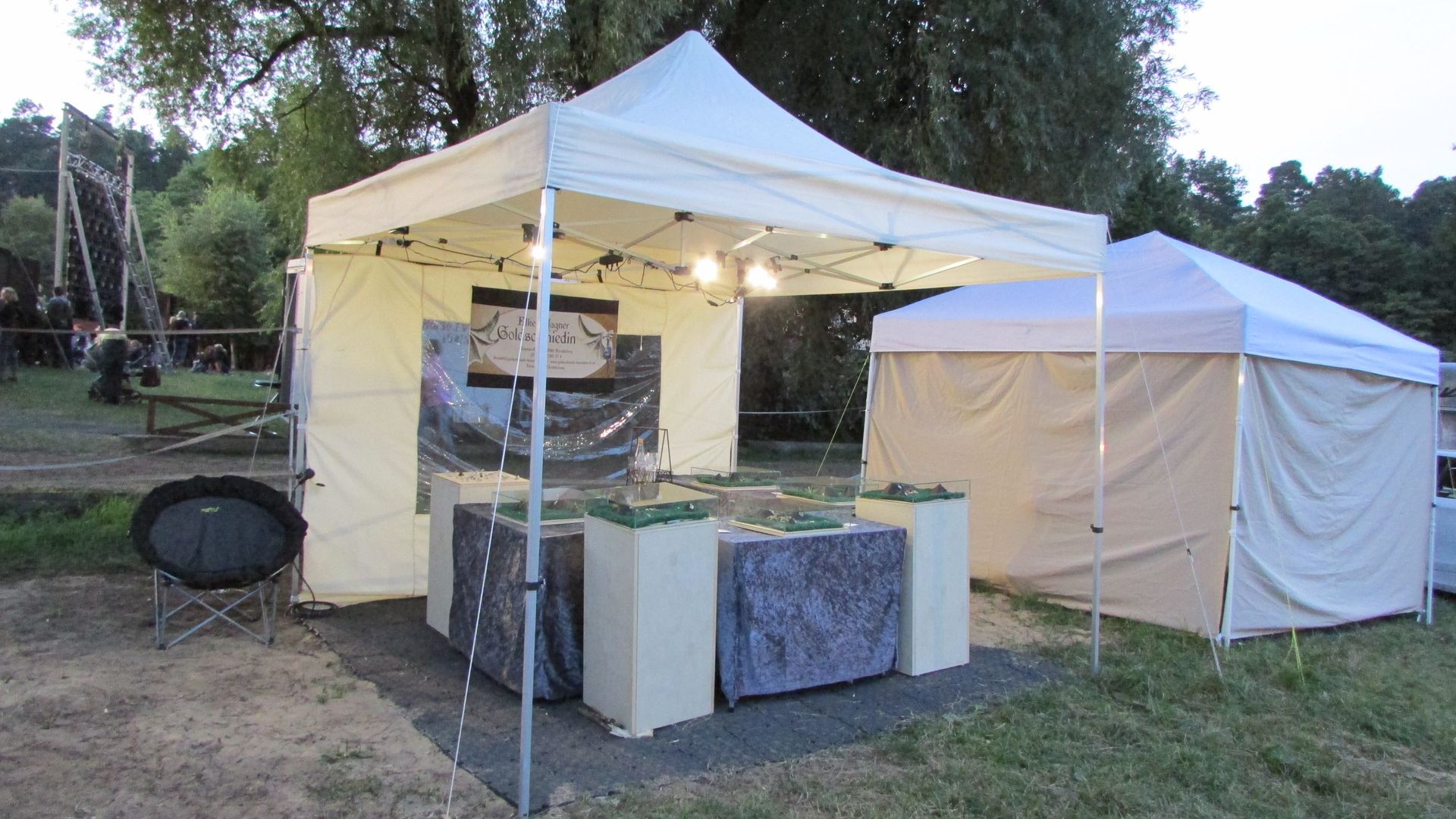 Pavillon auf der Dressurgala in Heroldsberg mit den Schmuckstücken von  Seelenfreund
Hier kommen immer sehr viele Besucher aus der Region und verbringen ein schönes Wochenende um den Flair von hochkarätigem Reitsport zu erleben.