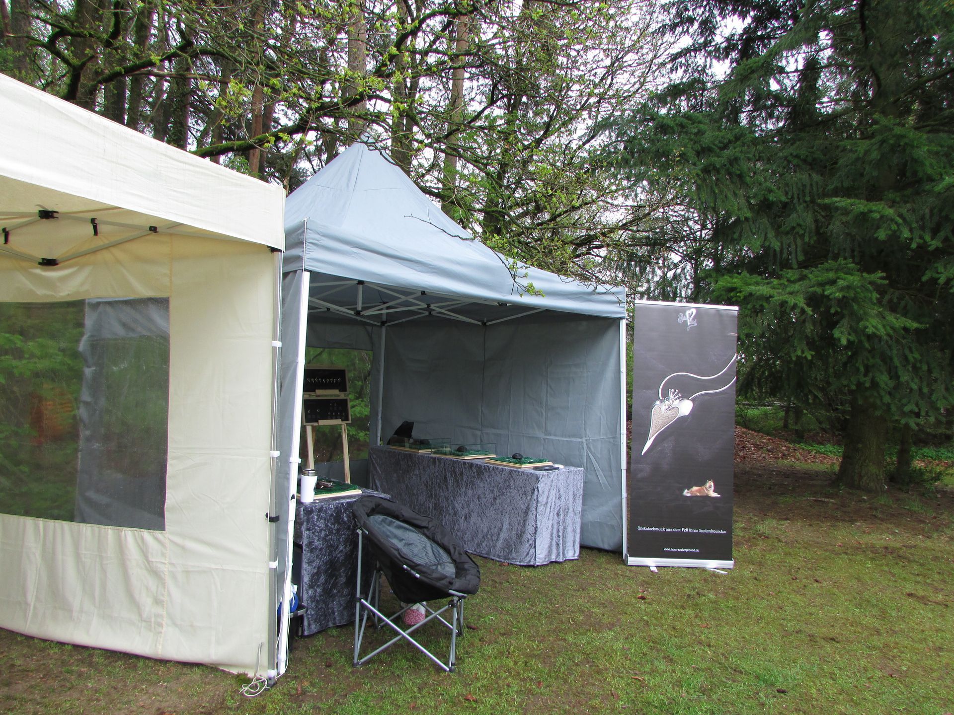 Mein Stand auf dem Agilityturnier in Lauf. Ich habe die Veranstaltung genutzt um den Hundefreunden meine Schmuckstücke mit eingearbeiteten Tierhaaren zu zeigen. Eine schöne Möglichkeit, um die Haare seiner gelibten Tieres zu verwahren, das geht natürlich auch mit den Haaren von Menschen.