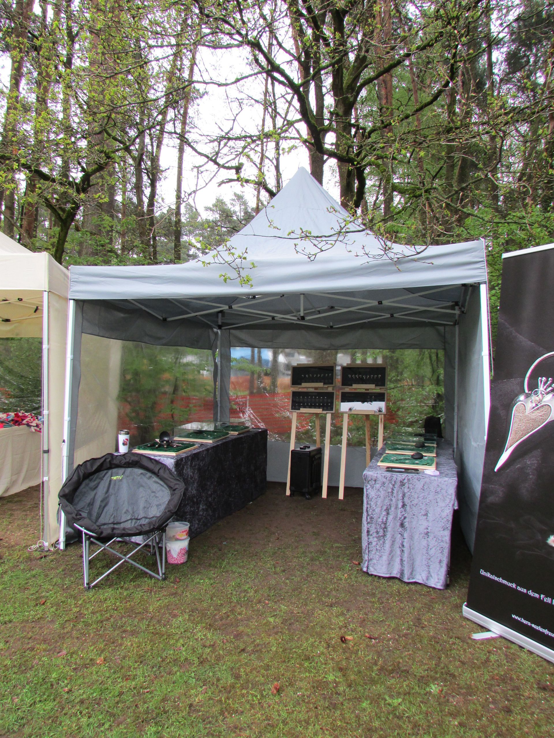 Mein Stand beim Hundeverein Frankenschnauzen in Lauf auf einem Turnier im Jahr 2015, hier noch mit meine alten grauen Pagodenpavillion. Hier habe ich meine Schmuckstücke den begeisterten Hundesportlern gezeigt.