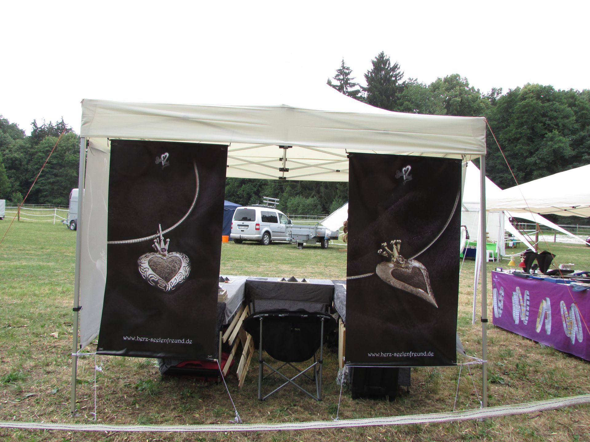 Stand mit Pavillon auf dem Gelände der Reitanlage Hundsmühle auf der Dressurgala mit anschließender Galanacht
Hier waren auch die ersten Schmuckstücke von Seelenfreund dabei und wurden ganz stolz präsentiert.