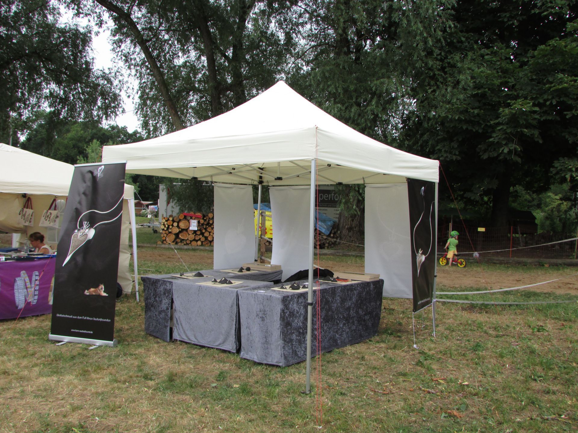 Auch 2016 war ich wieder mit einem Pavillon auf der Reitanlage Hundsmühle in Heroldsberg um den Besuchern der Dressurgala meinen Schmuck von Seelenfreund vorzustellen und die Möglichkeiten zu zeigen, wie die Haare ihrer Pferde Hunde,... in Schmuck eingearbeitet werden können.