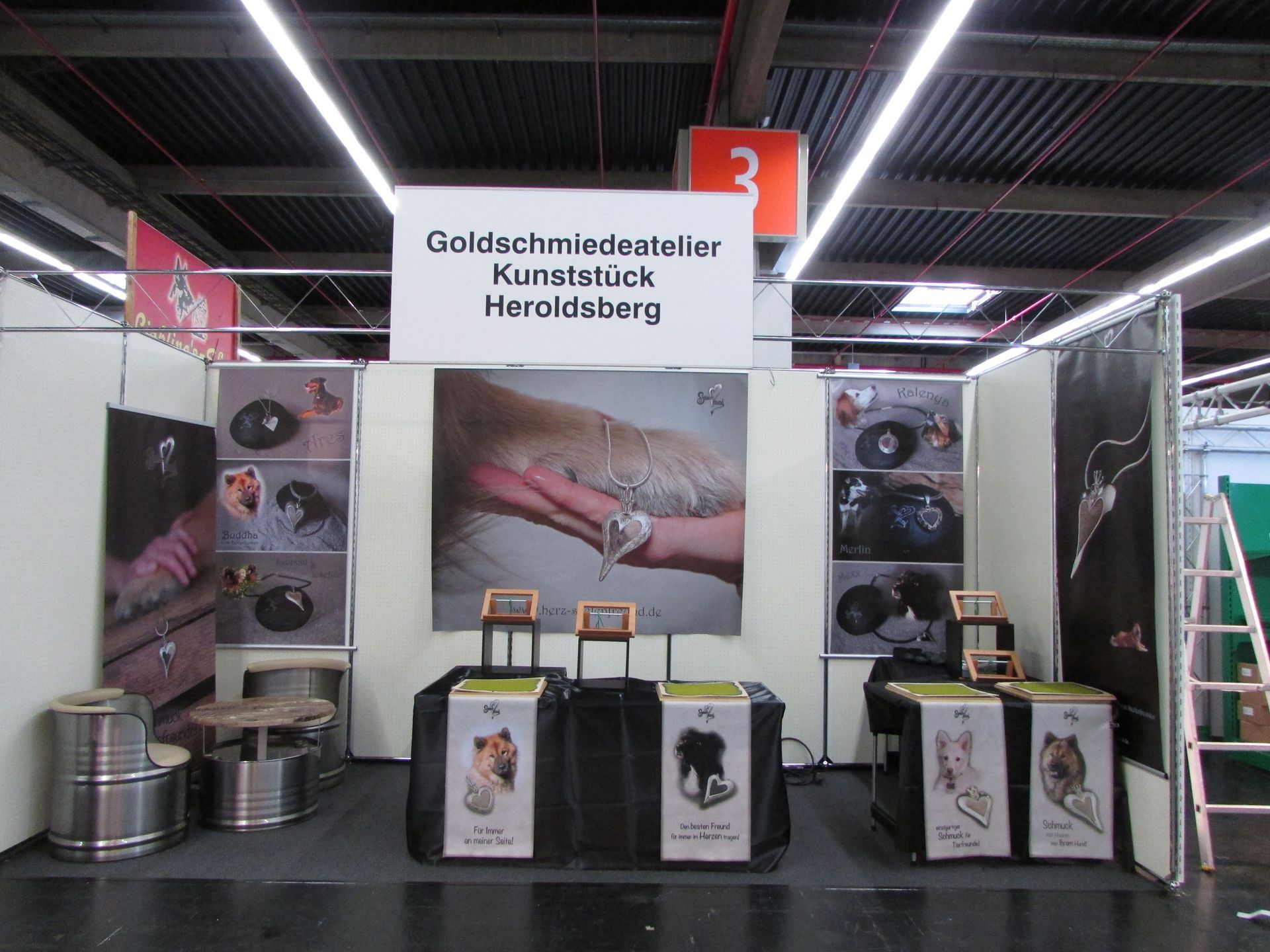 Das Goldschmiedeatealier Kunststück aus Heroldsberg zeigt auf der Cacib 2016 in Nürnberg wieder die handgefertigten Unikate des Labels Seelenfreund.
Hier können die Kunden die Haare ihrer Lieblinge abgeben und bekommen dann ein wunderschönes Schmuckstück mit diesen Haaren.