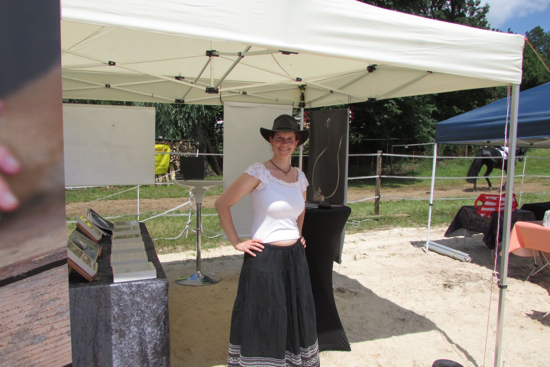 Auf der Dressurgala am Stand von Seelenfreund.
Die Reitanlage Hundsmühle bietet auf diesem Event entspannte Athmosphäre gepaart mit hochkarätigem Dressursport und diese Kombination lockt viele Besucher zu der Reitanlage.