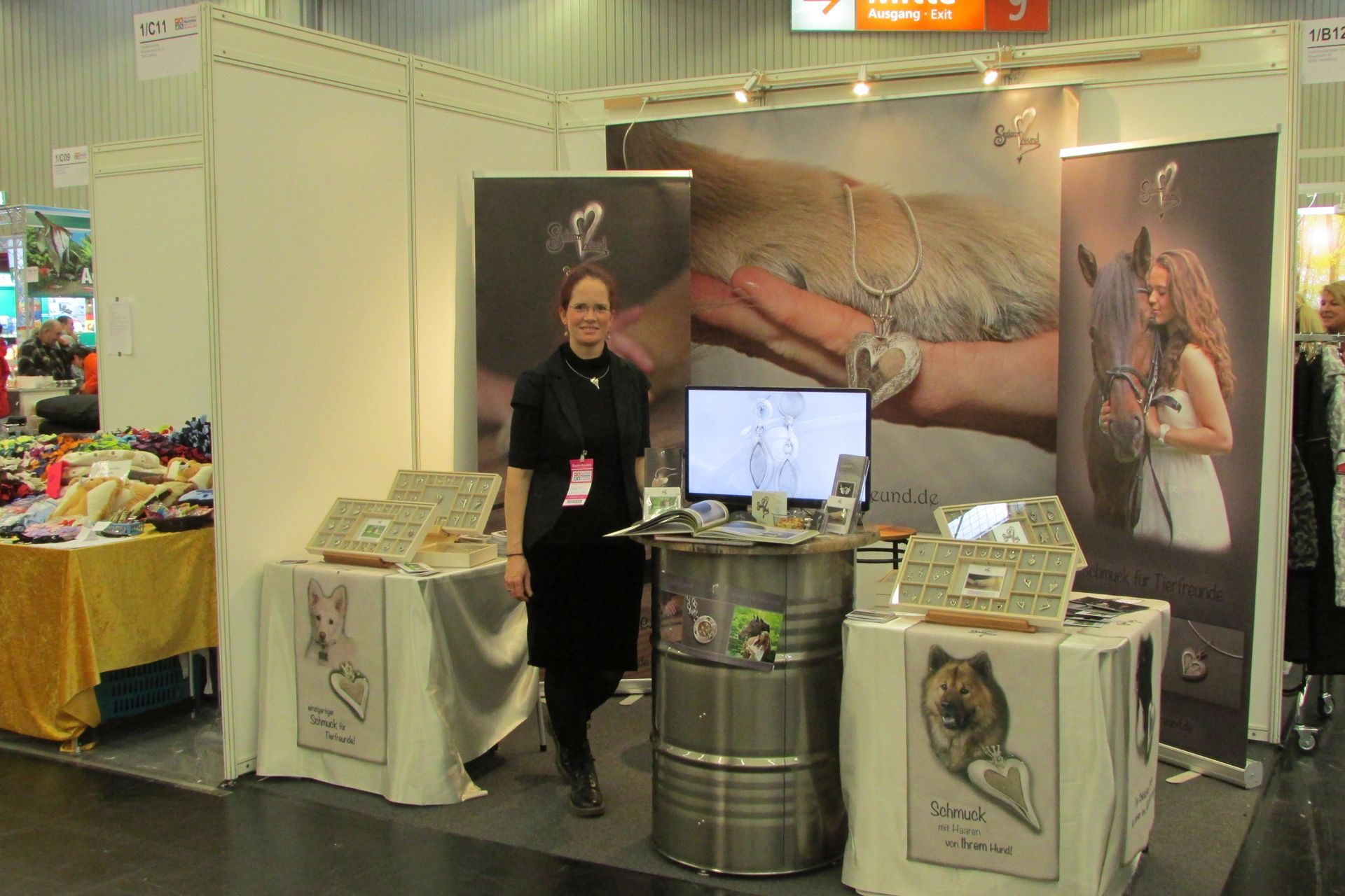 Messestand auf der Heimtiermesse in Nürnberg, die im Rahmen der Consumenta auf dem Messegelände des Messezentrum in Nürnberg stattfindet.
Goldschmiedin Elke Wagner zeigt ihre Produkte am Messestand 
Ins Auge sticht dabei auch der Messetisch von der Firma Fasszination