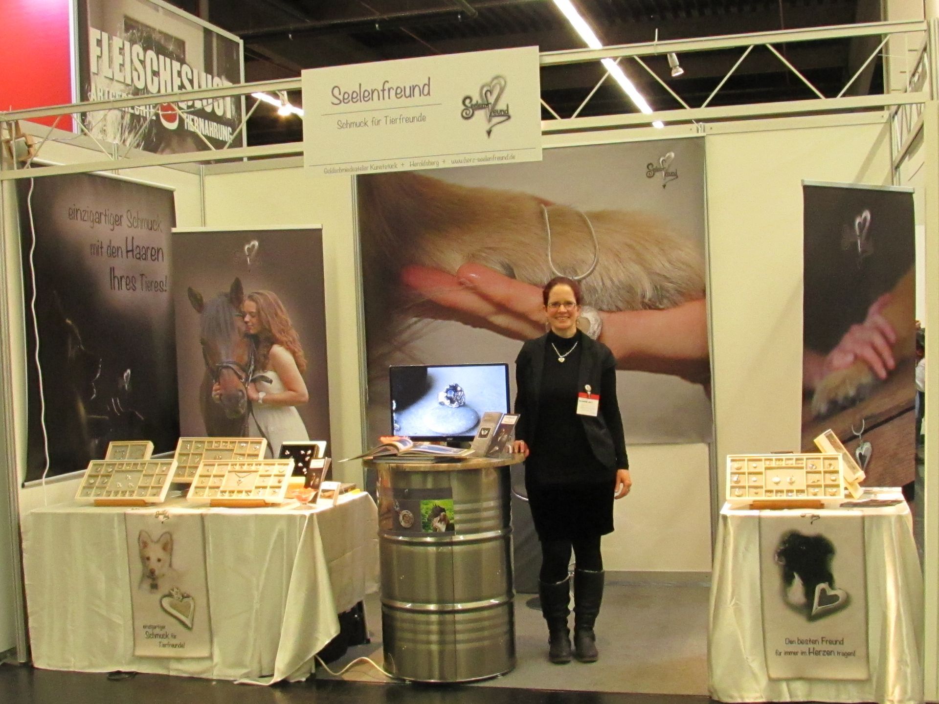 Goldschmiedin Elke Wagner an ihrem Stand auf der Cacib in Nürnberg.
Hier zeigt die Heroldsbergerin ihren Schmuck mit Tierhaaren. Die Tierhaare gekommt sie von ihren Kunden und dann fertigt sich ein besonders Schmuckstück mit den Haaren an.
