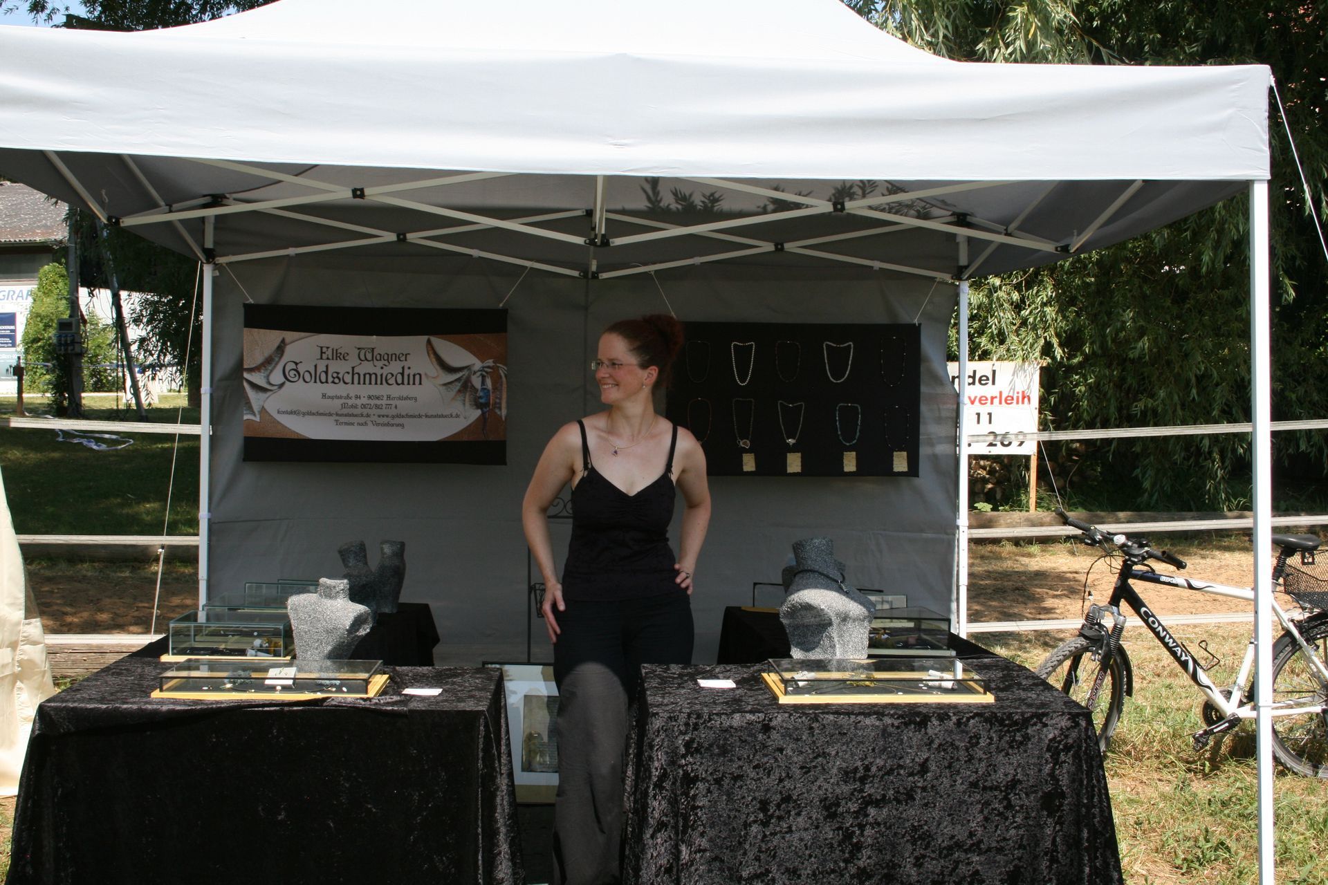 Am Stand auf der Dressurgala in Heroldsberg 2013
Der Reitklub Nürnberg und die Familie Stanglmeier sorgen für eine gelungene Veranstaltung.