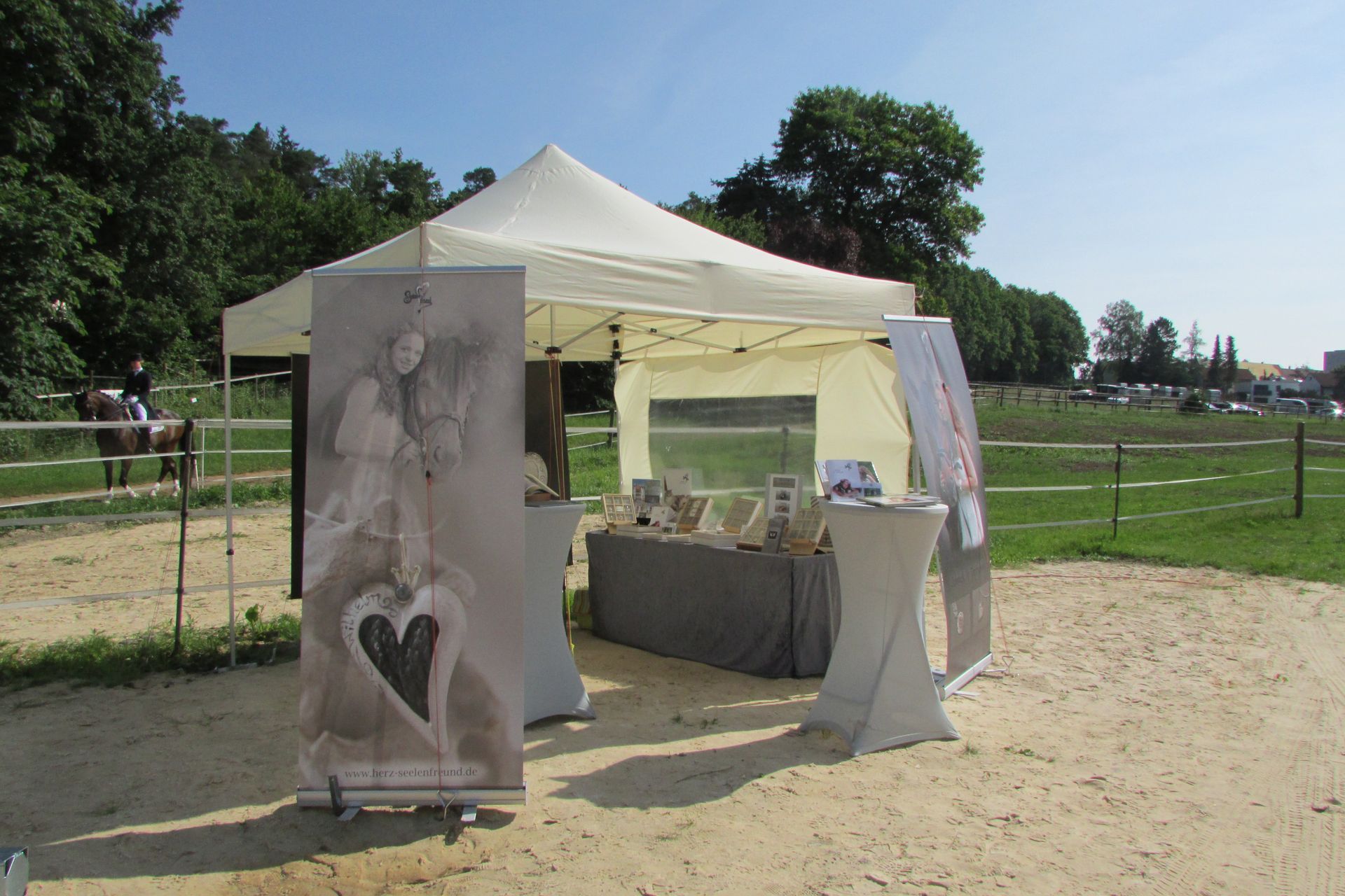 Das Banner am Stand von Seelenfreund zeigt ein sehr großes Herz mit eingeflochtenen Haaren eines Friesen.
Das Modell heißt Herzkönigin und wird hier - passend zum Friesen - mit einer schwarzen Perle verziert.