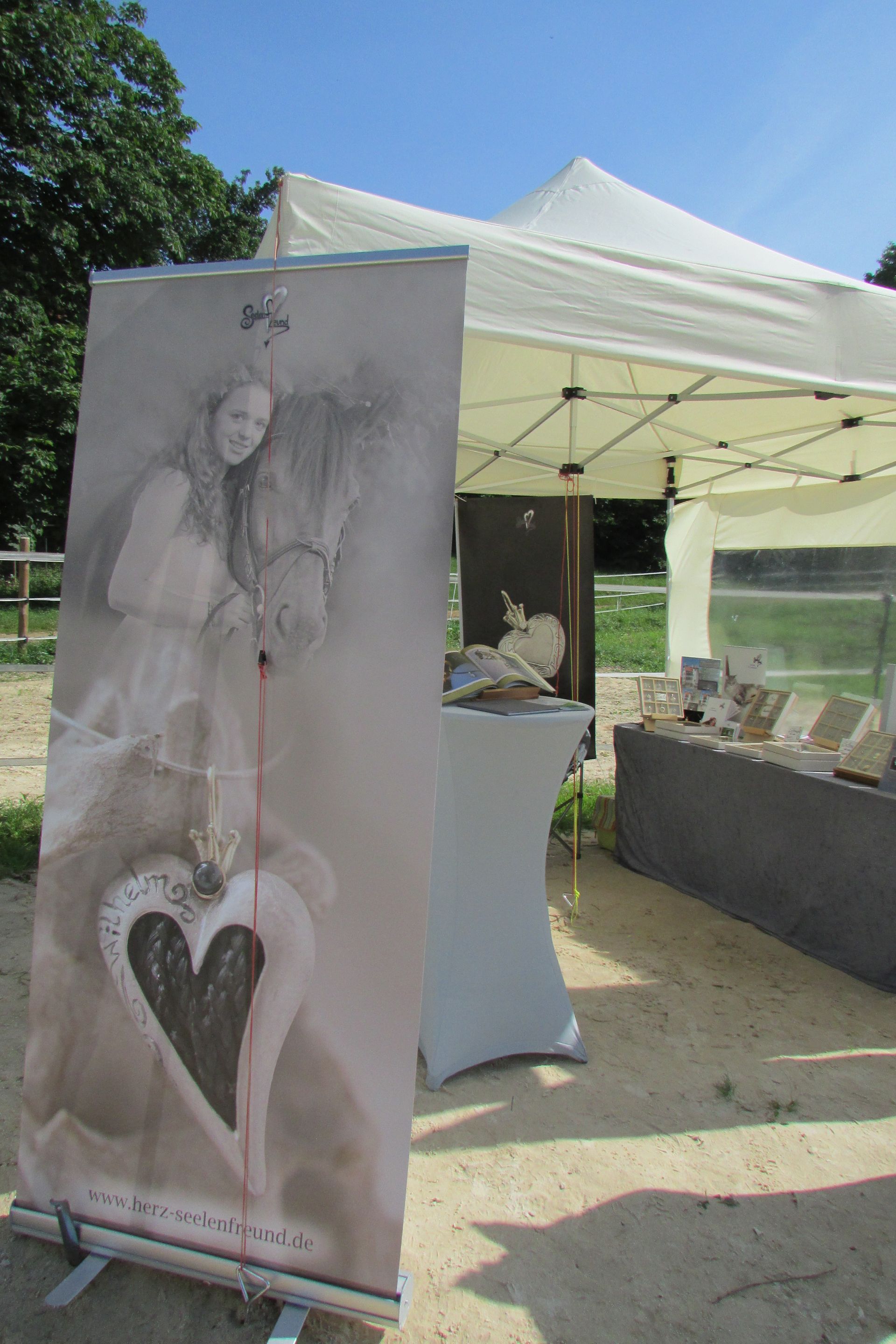 Am Pavillon von Seelenfreund können die Besucher Schmuck mit Tierhaaren anschauen und sich über die Anfertigung eines Schmuckstücks beraten lassen.
