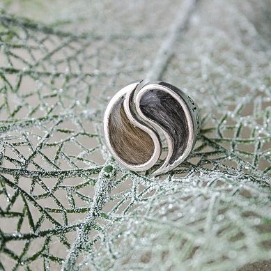 massiver Ring mit Ying Yang symbol, in jede Seite des Symbols sind Tierhaare eingegossen